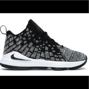 Kid’s 1Y Nike Lebron sneakers